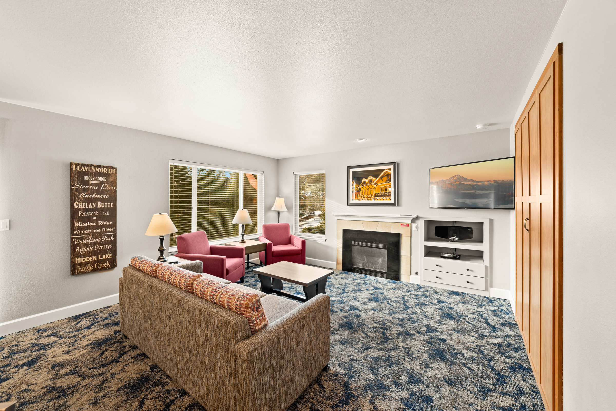 1 Mi to Leavenworth: 2BR Condo w/Pool & Hot Tub — main