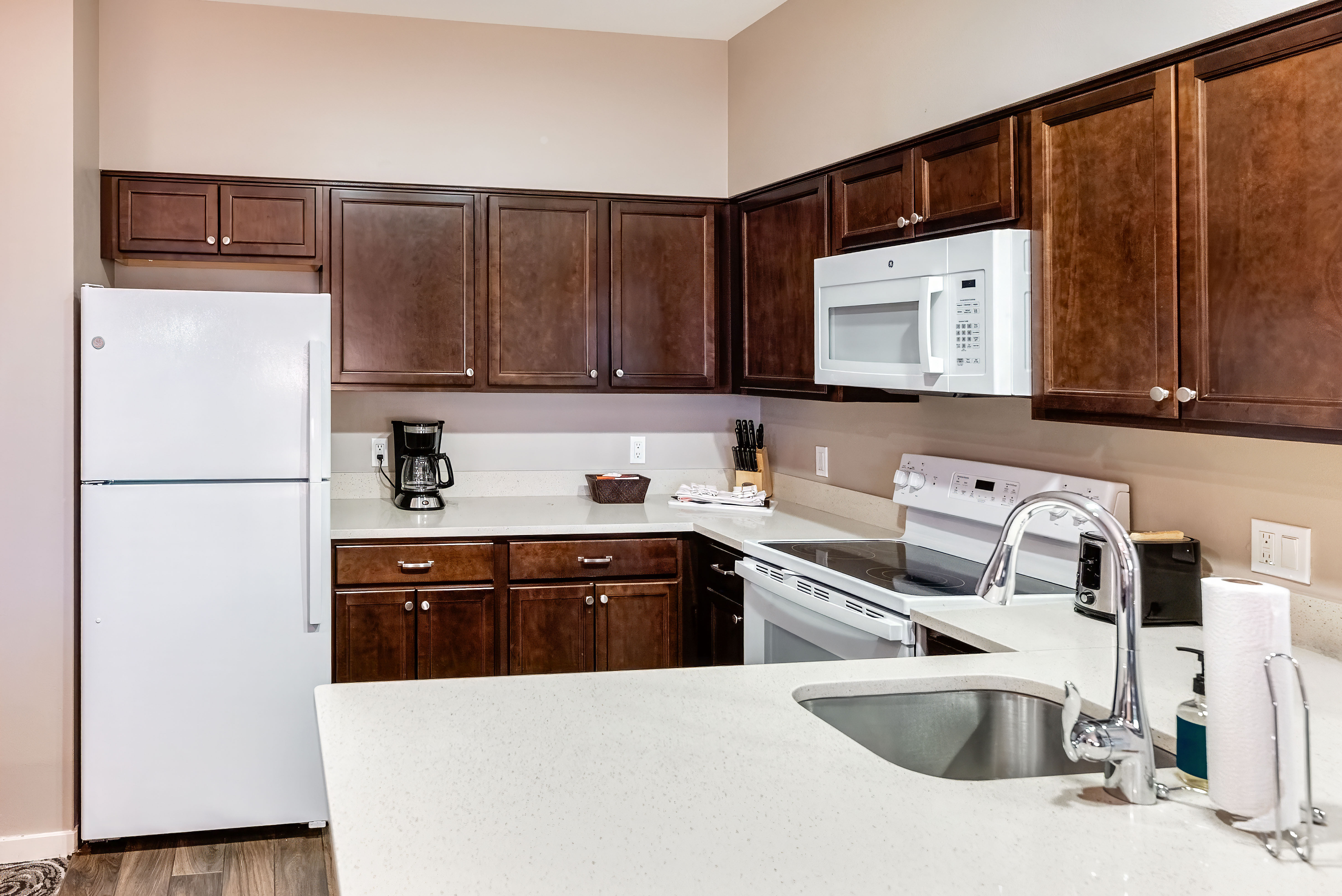2BR in Resort near West Entrance, Pool, Hot Tub — 4