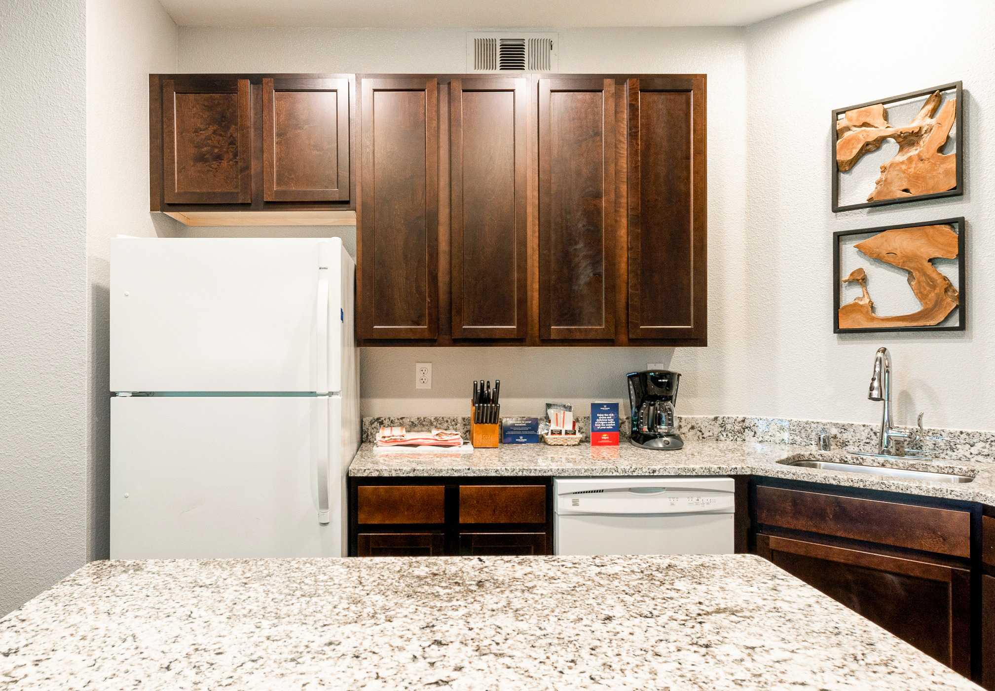 2-Bedroom Condo with Pool & BBQ | Professionally Managed — 4