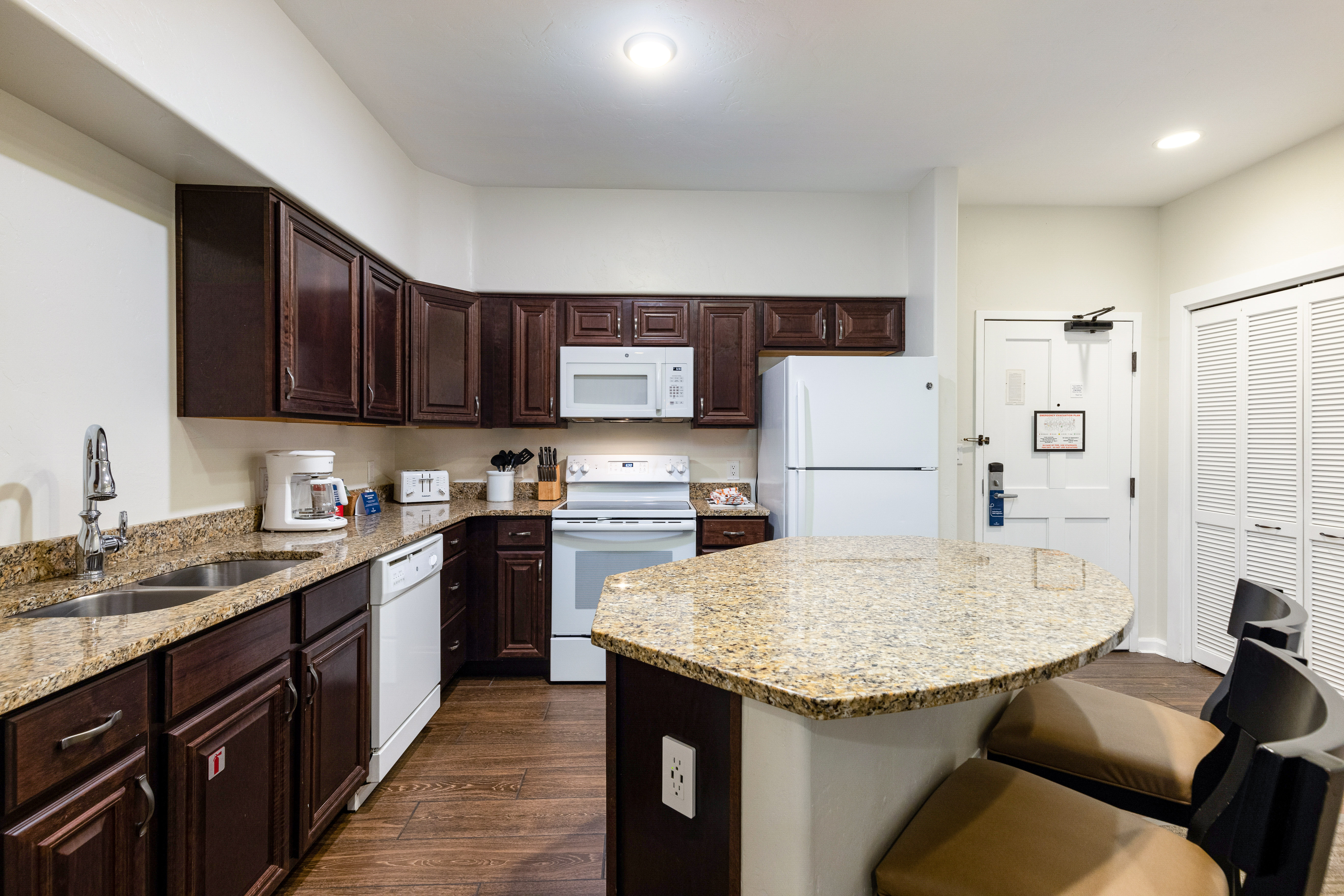 2-Bedroom with Fireplace, Hot Tub & Sauna, Ski Shuttle — 2