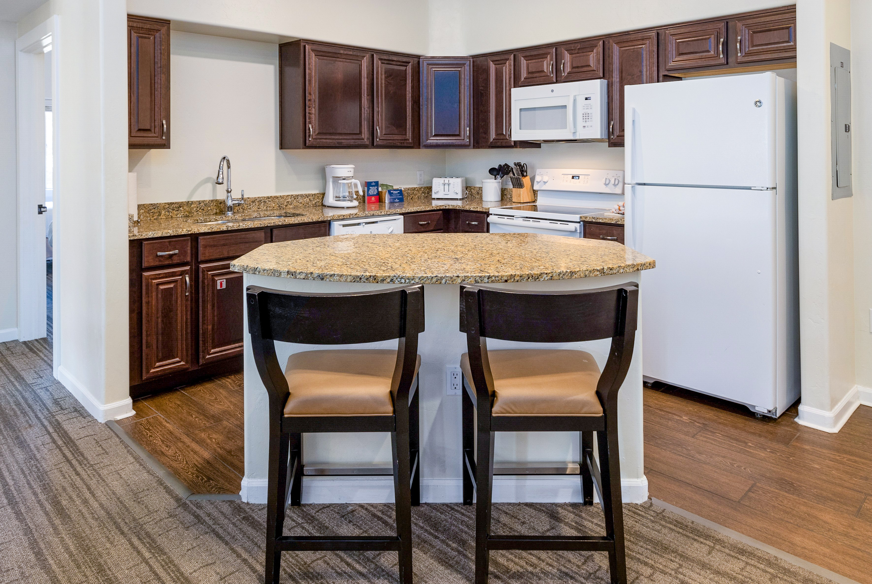 2-Bedroom with Fireplace, Hot Tub & Sauna, Ski Shuttle — 3