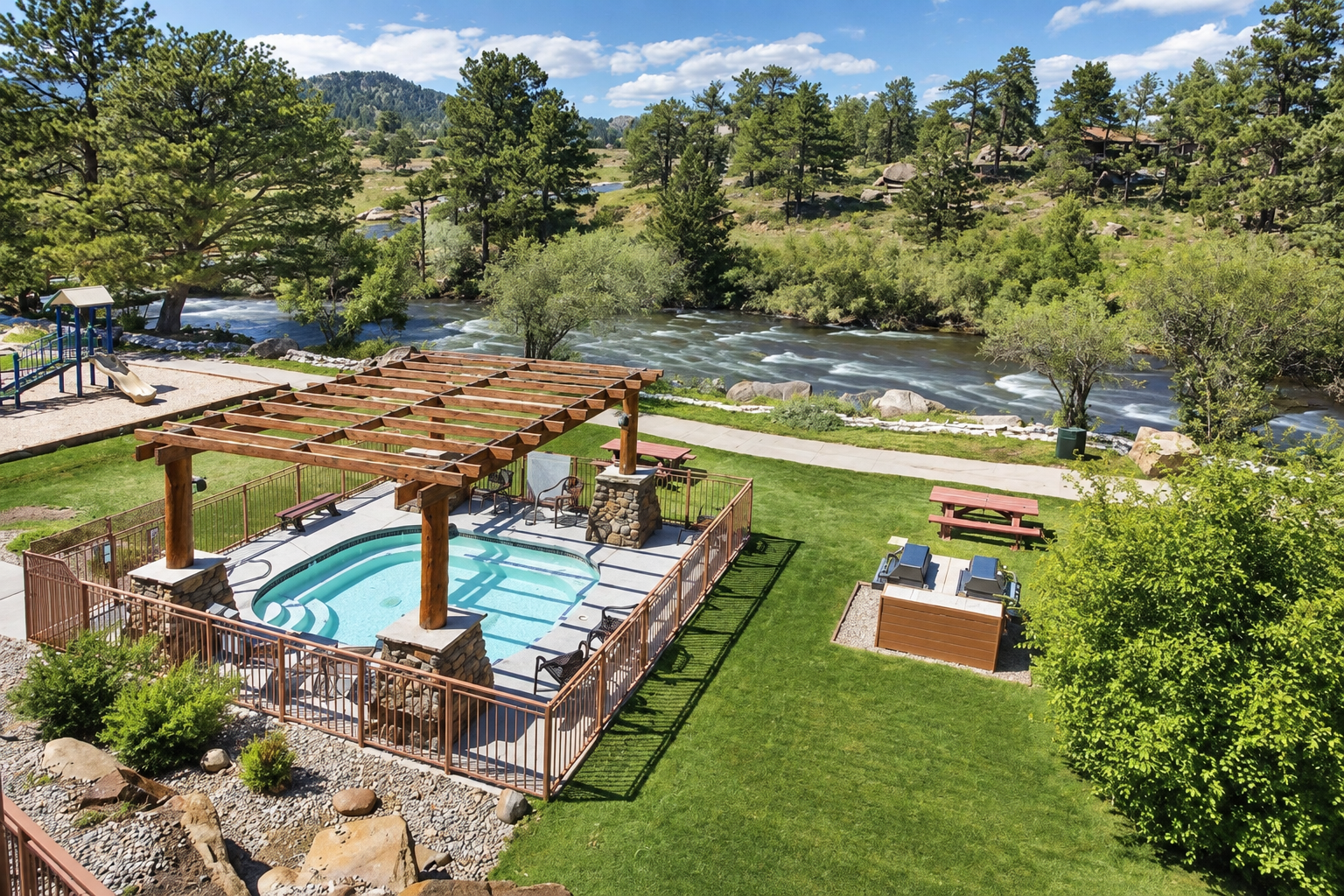 Riverstone Retreat 2BR River access Pool & hot tub — 2
